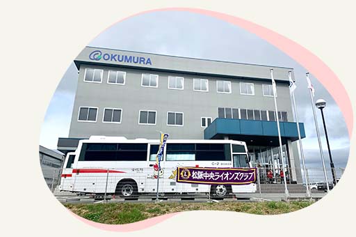 松阪工場社屋前に停車した献血バスの写真